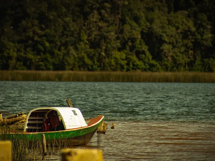 Kayak en la Laguna de la Cocha